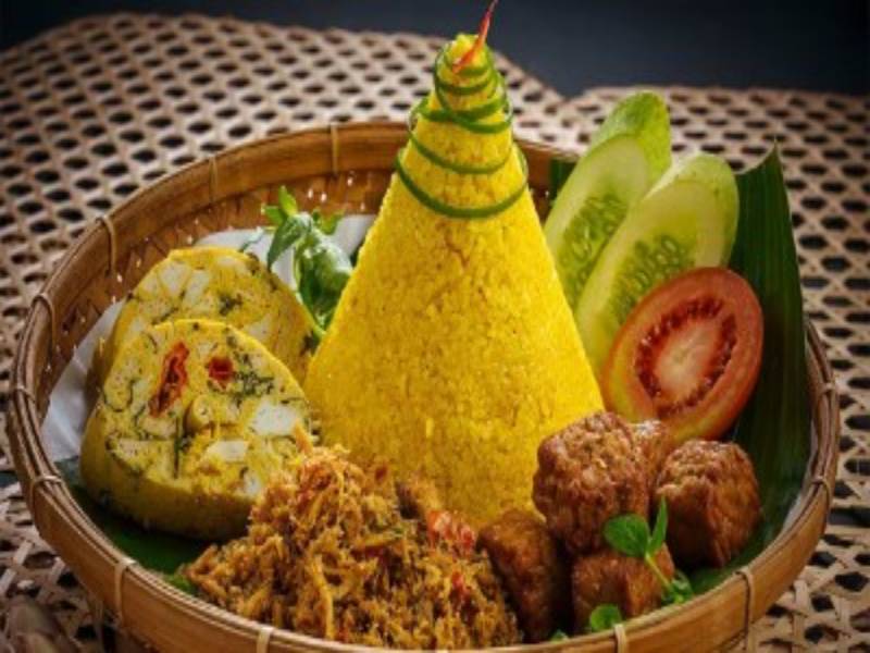 Nasi Kuning thường được dùng trong dịp tế lễ