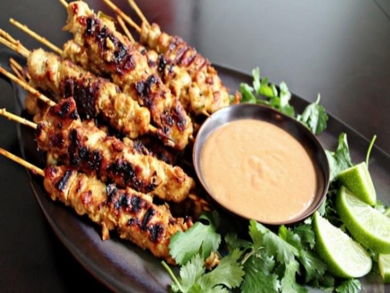 Thịt xiên nướng Satay hấp dẫn tại các quán ăn vỉa hè