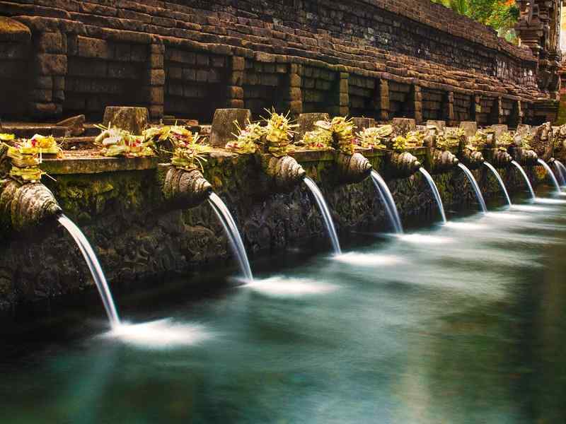 Đền suối thiêng Tampak Siring thu hút đông đảo du khách ghé thăm