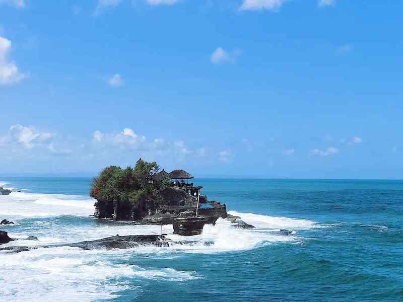 Đền Tanah Lot vô cùng nổi tiếng tại đảo Bali