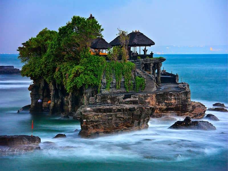 Đền Tanah Lot là một công trình tôn giáo nổi tiếng ở Bali