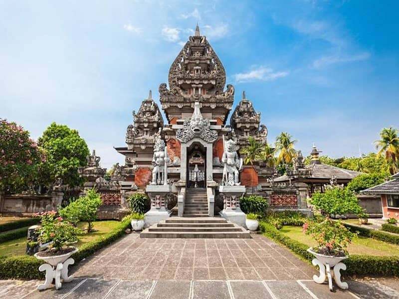 Bề dày lịch sử của Indonesia khiến du khách tò mò