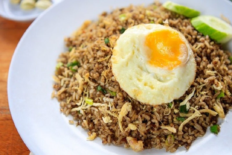 Món cơm chiên Nasi Goreng màu sắc bắt mắt