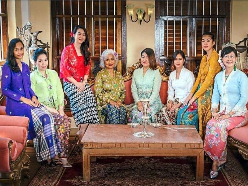 Trang phục truyền thống của Indonesia là bộ Kebaya