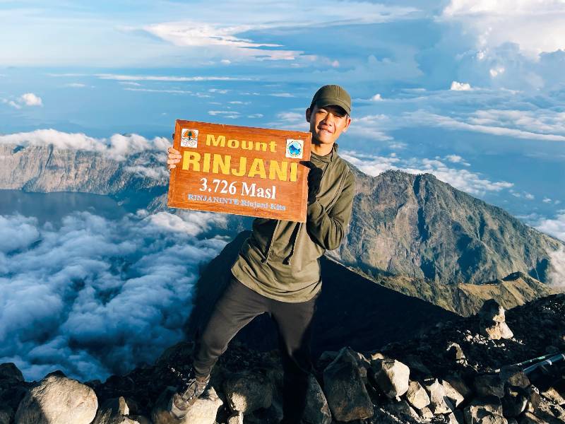 Ngắm toàn bộ hòn đảo ở trên đỉnh núi Rinjani